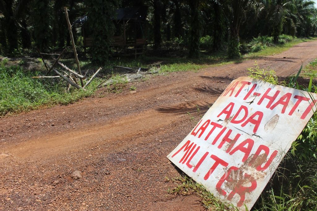 The sign in this picture was found in the middle of an oil palm plantation in Sebabi Village, East Kotawaringin Regency, Central Kalimantan on Wednesday (8/5/2024). According to residents, the sign was installed at the beginning of last year when dozens of police officers gathered and trained in that location. Not far from the sign, there are huts belonging to residents who are currently in conflict.