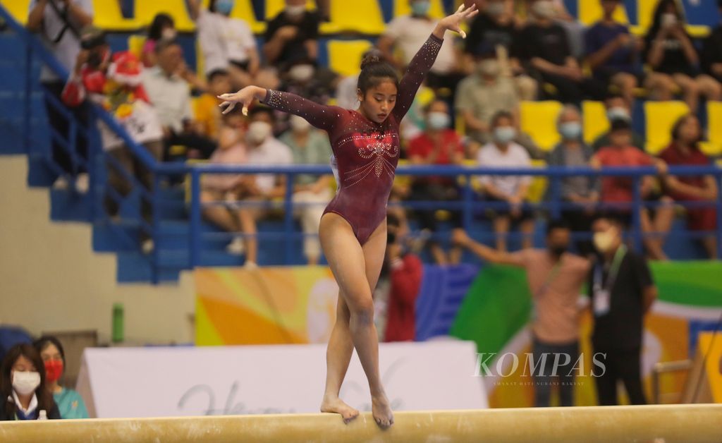 Pesenam Indonesia, Rifda Irfanaluthfi, tampil pada nomor <i>all-around</i> cabang senam SEA Games Vietnam di Quan Ngua Gymnasium, Hanoi, Vietnam, Sabtu (14/5/2022). Rifda meraih medali emas dalam nomor ini dengan total perolehan nilai 49.650. 