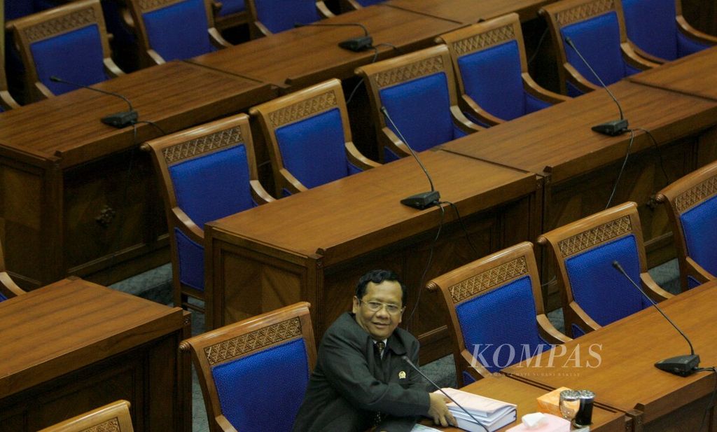 Anggota DPR dari Fraksi Kebangkitan Bangsa, Mahfud MD, mengikuti uji kelayakan dan kepatutan calon hakim konstitusi yang dilakukan anggota Komisi III DPR di Gedung DPR, Jakarta, 12 Maret 2008. 