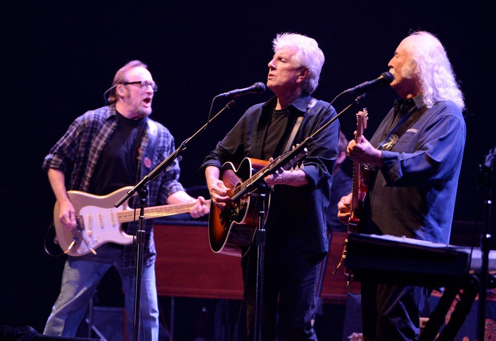 Stephen Stills, Graham Nash, dan David Crosby dari band "Crosby, Stills and Nash" tampil di sebuah konser di Nokia Theatre LA Live, Los Angeles, California, Amerika Serikat. Foto diambil pada 3 Oktober 2012.