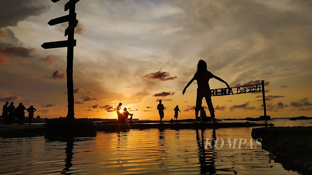 Pelancong menikmati pantai Lorena di Paciran, Lamongan, Sabtu (7/5/2022). Lebaran kali ini, ratusan pelancong mendatangi pantai ini setelah dua tahun dilarang jalan-jalan karena pandemi. 