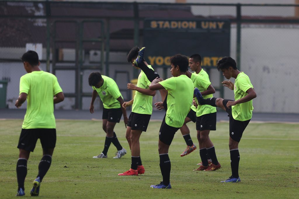 Anggota tim nasional Indonesia U-16 berlatih di Lapangan Universitas Negeri Yogyakarta, Yogyakarta, Selasa (2/8/2022). Tim terus berlatih untuk mempersiapkan fisik dan strategi dalam menghadapi lawan pada laga Piala AFF U-16. Pekan ini, timnas Indonesia U-16 akan berhadapan dengan timnas Singapura dan Vietnam.