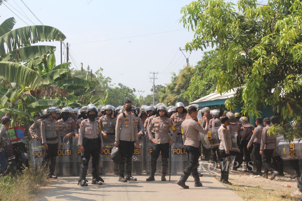 Polisi berjaga di depan pintu masuk Ma'had Al-Zaytun di Desa Mekarjaya, Kecamatan Gantar, Kabupaten Indramayu, Jawa Barat, Kamis (22/6/2023). Sebanyak 1.200 polisi diterjunkan untuk mengamankan unjuk rasa Forum Solidaritas Dharma Ayu (FSDA).