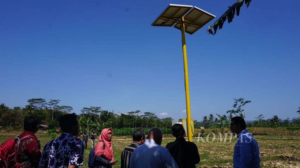 Fakultas Pertanian Universitas Jenderal Soedirman Purwokerto mengembangkan panel tenaga surya untuk menggerakan pompa air yang digunakan untuk pengairan sawah di sekitar Sungai Serayu, di Desa Wlahar Wetan, Kalibagor, Banyumas, Jawa Tengah, Kamis (7/11/2019).