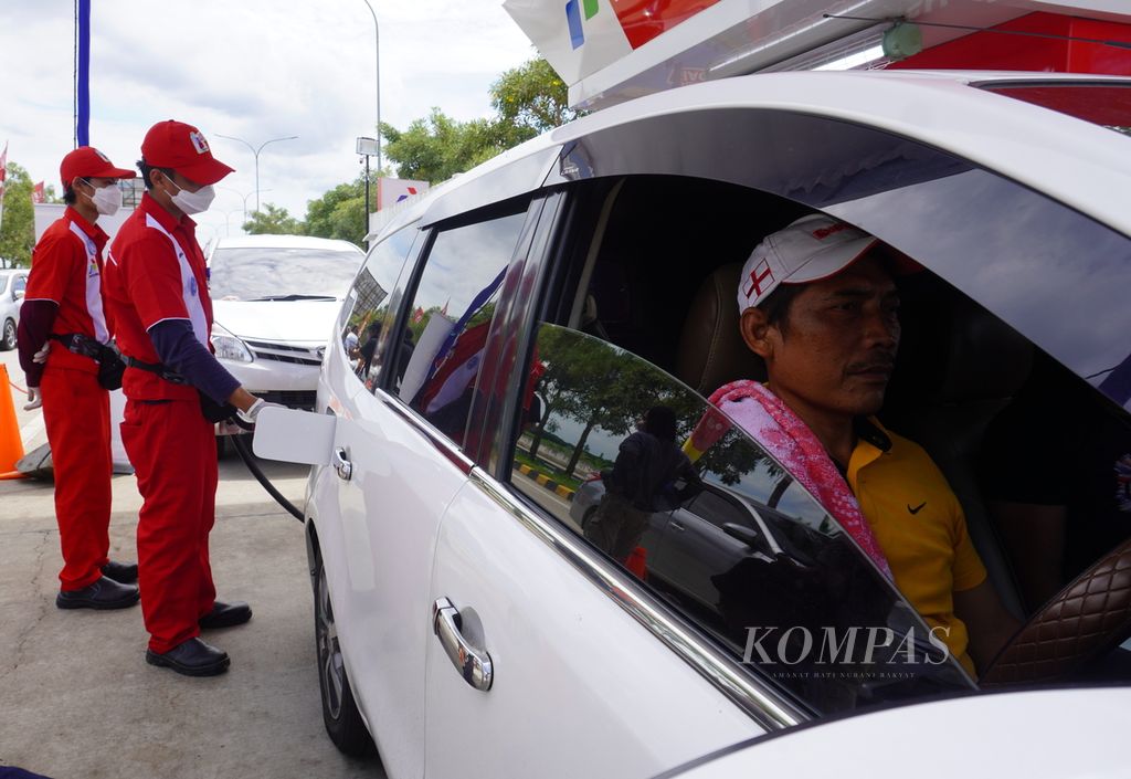 Pemudik mengisi bahan bakar minyak di tempat istirahat 275 A Ruas Tol Pejagan-Pemalang, Kecamatan Adiwerna, Kabupaten Tegal, Jawa Tengah, Kamis (28/4/2022). 