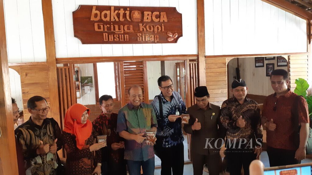 Peresmian Griya Kopi Doesoen Kopi Sirap, Minggu (8/9/2019), di desa wisata edukasi dan budaya Doesoen Kopi Sirap yang terletak di Dusun Sirap, Desa Kelurahan, Kecamatan Jambu, Kabupaten Semarang, Jawa Tengah, Minggu (8/9/2019). Griya kopi tersebut merupakan bantuan dari BCA untuk pengembangan desa wisata di Dusun Sirap.