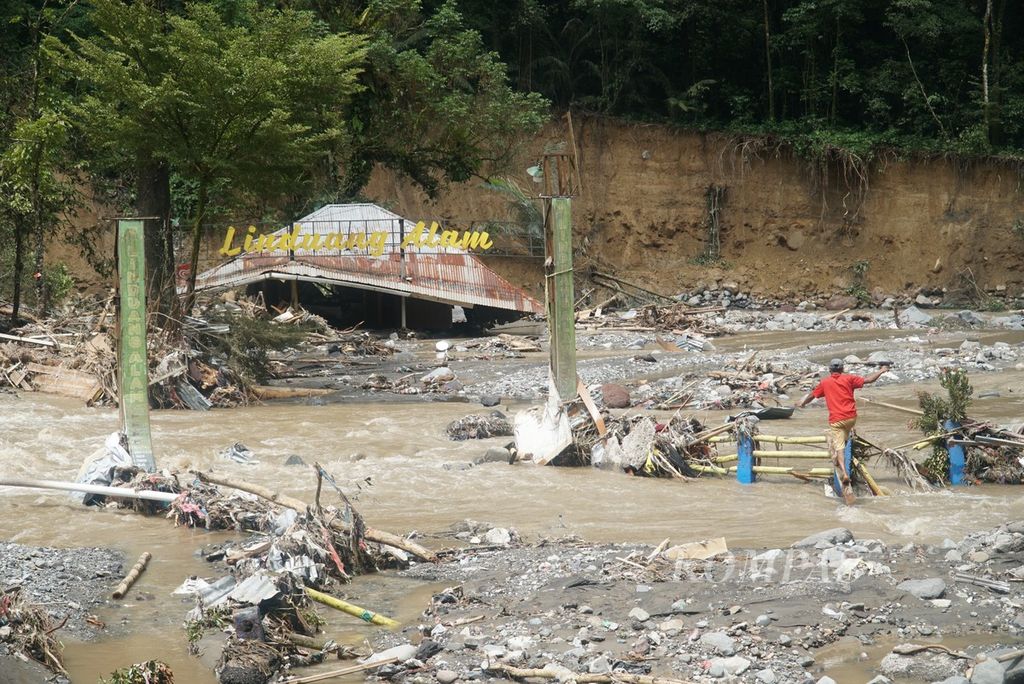 Residents walked towards the ruins of the natural tourist attraction, which was destroyed by flash floods at Taman Wisata Alam Mega Mendung in the Anai Valley Wildlife Reserve, Sepuluh Koto District, Tanah Datar Regency, West Sumatra, on Monday (13/5/2024).