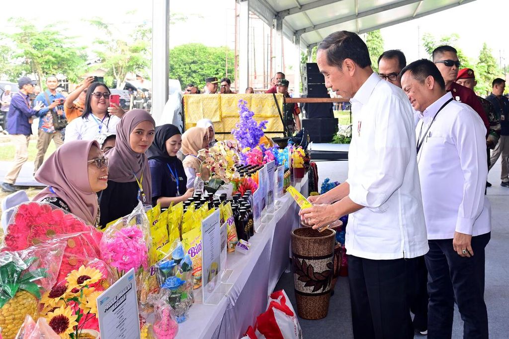 Presiden Joko Widodo melihat produk-produk para nasabah Program Membina Ekonomi Keluarga Sejahtera (Mekaar) Permodalan Nasional Madani (PNM) di Kabupaten Batubara, Provinsi Sumatera Utara, Rabu (7/2/2024).
