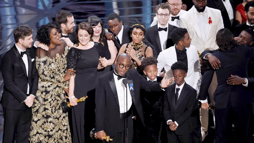 Barry Jenkins (tengah,  memegang Piala Oscar), didampingi para pemain lain, memberikan sambutan untuk   film terbaik, Moonlight,    di Dolby Theatre,  Los Angeles, Amerika Serikat, Minggu (26/2).  