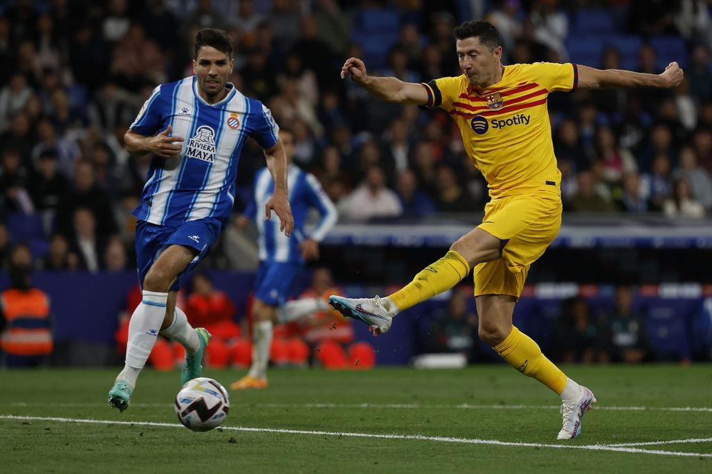 Pemain Barcelona, Robert Lewandowski, menendang bola ke gawang Espanyol pada laga Liga Spanyol di Stadion RCDE, Barcelona, Minggu (14/5/2023). Pada laga itu, Barcelona menang 4-2.