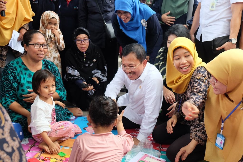 Menteri Kesehatan Republik Indonesia Terawan Agus Putranto mengunjungi salah satu posyandu di Desa Kuripan, Kecamatan Kuripan, Lombok Barat, Nusa Tenggara Barat, Kamis (5/12/2019).