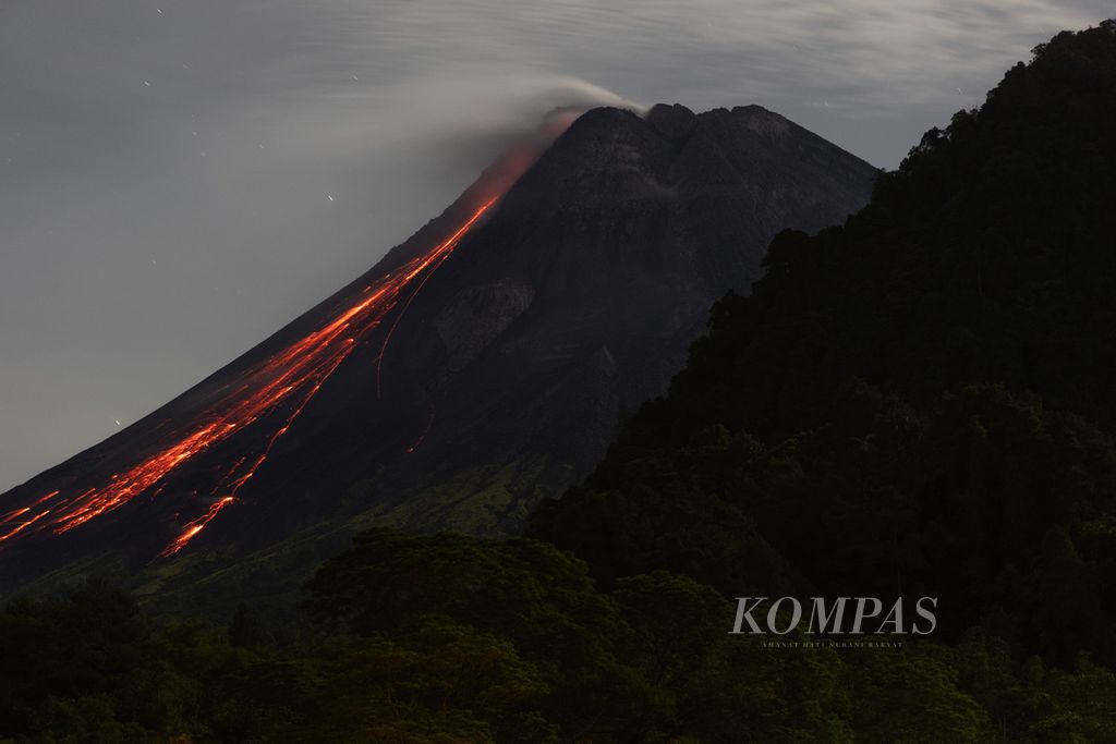 Guguran lava pijar pada Gunung Merapi terlihat dari kawasan Bukit Turgo, Desa Hargobinangun, Pakem, Sleman, DI Yogyakarta, Jumat (13/1/2023) dini hari. 