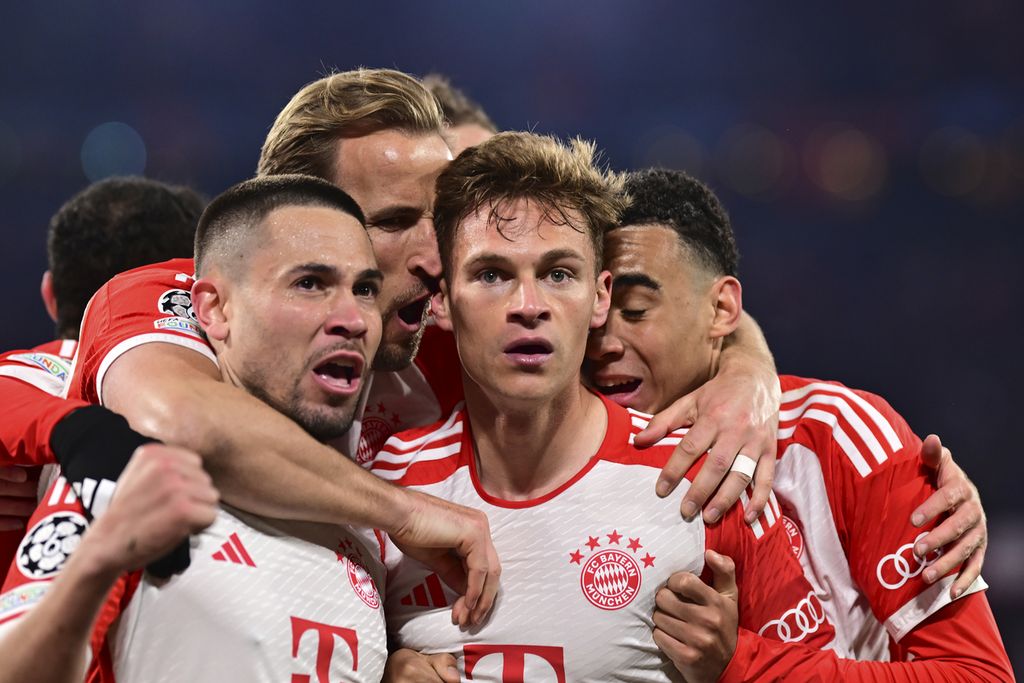 Para pemain Bayern Muenchen merayakan gol kemenangan Joshua Kimmich (tengah) pada laga kedua perempat final Liga Champions melawan Arsenal di Stadion Allianz Arena, Muenchen, Kamis (18/4/2024) dini hari WIB. Bayern lolos setelah menang 1-0 hingga unggul agregat, 3-2.