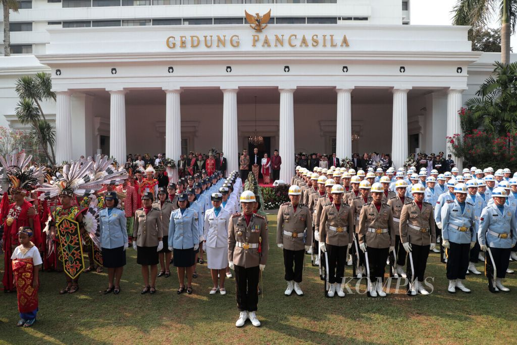 Presiden Joko Widodo bersama wakil presiden ke-6 Try Sutrisno, presiden ke-5 Megawati Soekarnoputri, dan Wapres ke-11 Boediono saat upacara peringatan hari lahir Pancasila di halaman Gedung Pancasila, Kementrian Luar Negeri, Jakarta, Sabtu (1/6/2019).