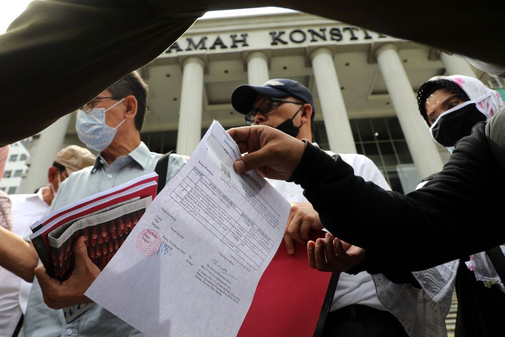 Tanda bukti pendaftaran uji formil UU Ibu Kota Negara (IKN) yang diajukan Poros Nasional Kedaulatan Negara ditunjukkan kepada wartawan seusai pendaftaran di Gedung Mahkamah Konstitusi, Jakarta, Rabu (2/2/2022). Para pemohon menilai, UU ini dibuat secara terburu-buru dan tidak transparan.