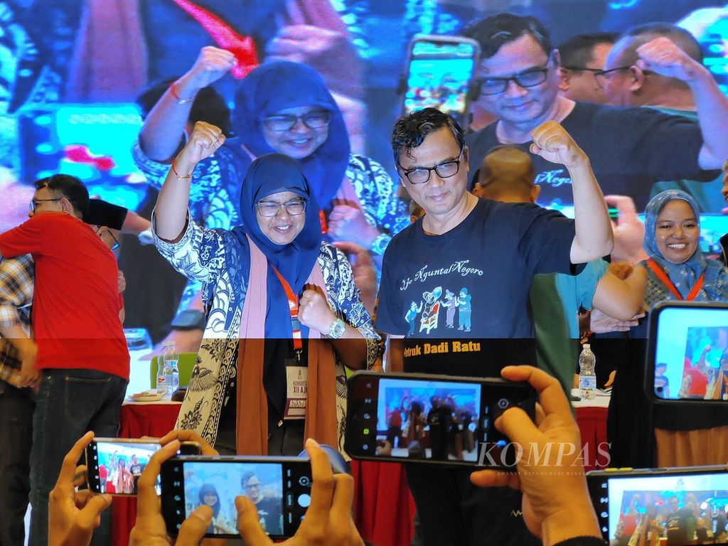 Nany Afrida dan Bayu Wardhana berpose seusai terpilih sebagai Ketua Umum-Sekretaris Jenderal Aliansi Jurnalis Independen (AJI) periode 2024-2027 dalam Kongres XII AJI di Palembang, Minggu (5/5/2024) malam. 