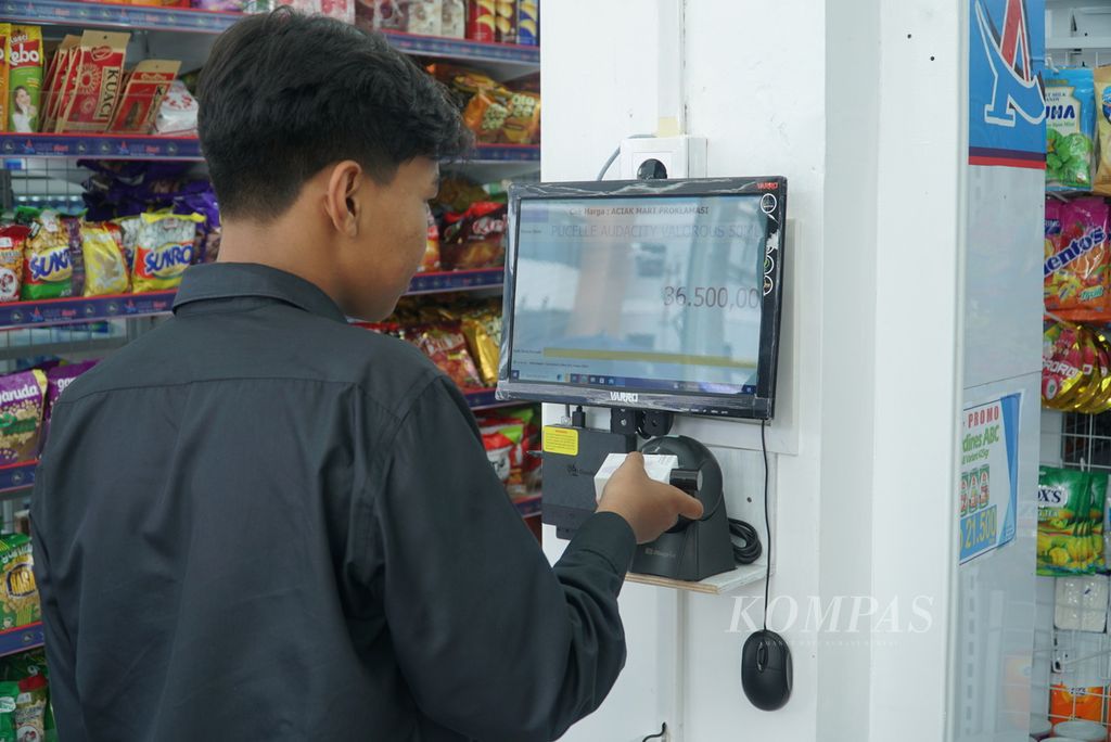 Pembeli sedang memindai <i>barcode </i>untuk mengecek harga produk di Aciak Mart cabang Proklamasi, Kota Padang, Sumatera Barat, Senin (20/3/2023). Aciak Mart merupakan salah satu ritel modern milik pengusaha lokal yang tumbuh pesat beberapa tahun terakhir.