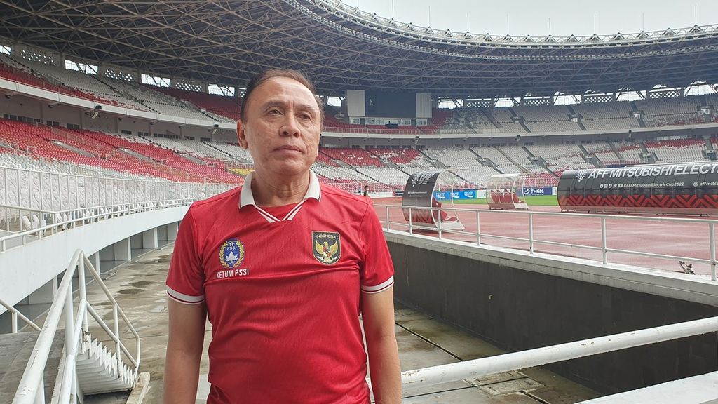 Ketua Umum PSSI Mochamad Iriawan menyaksikan skuad Indonesia berlatih jelang melawan Kamboja di kejuaraan sepak bola Piala AFF 2022 di Stadion Utama Gelora Bung Karno atau SUGBK, Kamis (22/12). 