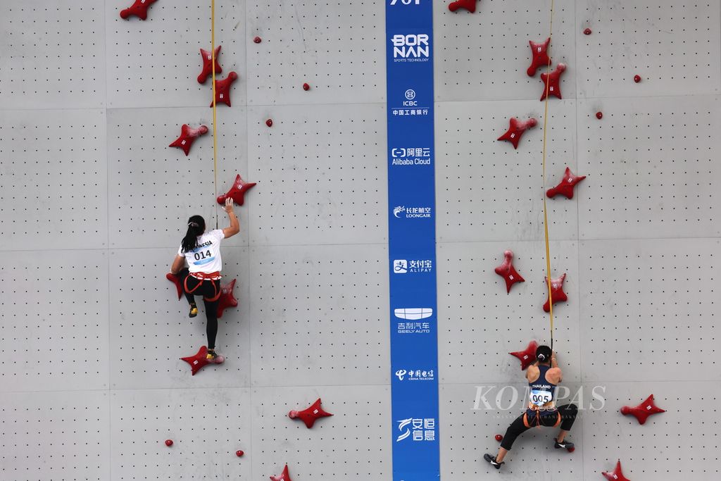 Pemanjat nomor <i>speed </i>putri Indonesia, Desak Made Rita Kusuma Dewi (kiri), dan atlet Thailand, Disyabut Narada, tampil dalam kualifikasi nomor <i>speed </i>putri Asian Games Hangzhou 2022 di Shaoxing Keqiao Yangshan Sport Climbing Centre, Provinsi Zhejiang, China, Selasa (3/10/2023). Desak memimpin kualifikasi dengan catatan waktu 6,600 detik, diikuti atlet China, Deng Lijuan, di tempat kedua dengan catatan waktu 6,730 detik dan atlet Indonesia, Rajiah Sallsabillah, di tempat ketiga dengan 6,870 detik. 