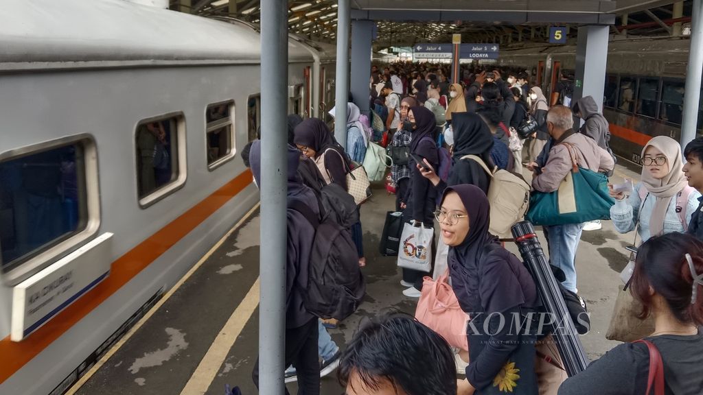 Para pemudik memadati Stasiun Bandung, Jawa Barat, pada H-5 jelang Lebaran, Jumat (5/4/2024). Jumlah pemudik pada H-5 di 11 stasiun PT KAI Daerah Operasi 2 Bandung pada Jumat pagi mencapai 13.187 orang.