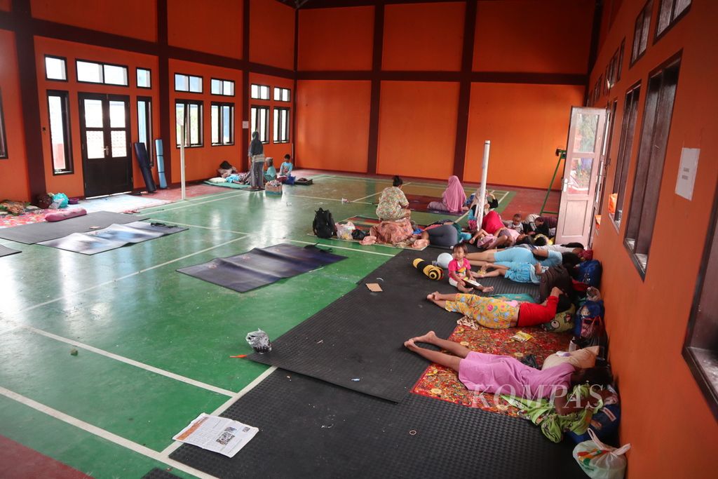 Suasana pengungsian akibat banjir luapan Sungai Ciberes di Desa Gunungsari, Kecamatan Waled, Kabupaten Cirebon, Jawa Barat, Sabtu (22/1/2022) siang. Sekitar 200 warga mengungsi ke balai desa setempat. 