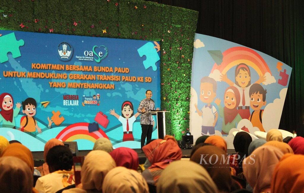 Menteri Pendidikan, Kebudayaan, Riset, dan Teknologi Nadiem Anwar Makarim menyampaikan sambutannya saat menghadiri pernyataan komitmen bersama Bunda PAUD (Pendidikan Anak Usia Dini) untuk mendukung gerakan transisi PAUD ke SD yang menyenangkan, di Jakarta, Rabu (7/6/2023). 