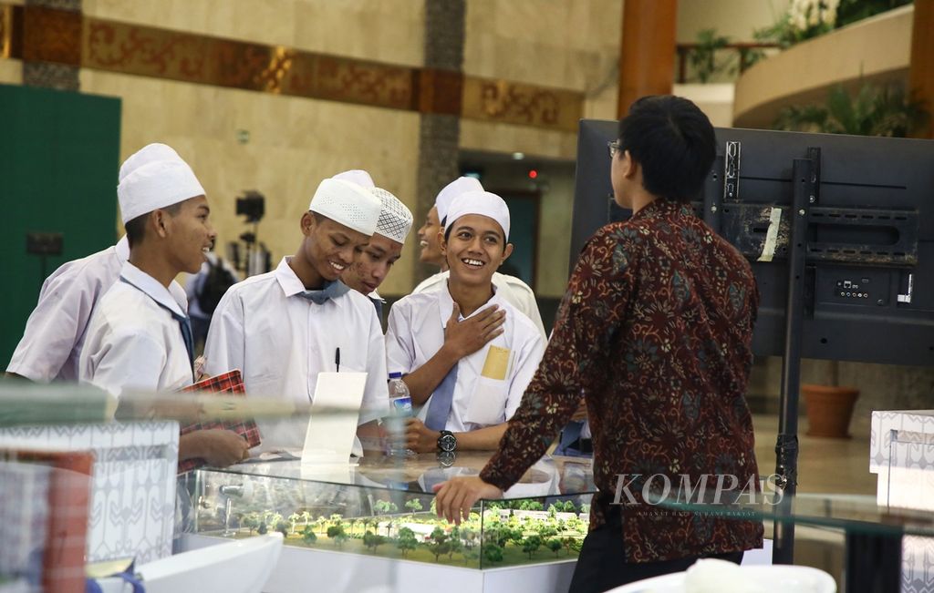 Pelajar mencari informasi di salah satu stan peserta kegiatan Indonesia Sharia Economic Festival (ISEF) 2019 di Jakarta Convention Center, Jakarta Pusat, Rabu (13/11/2019). 