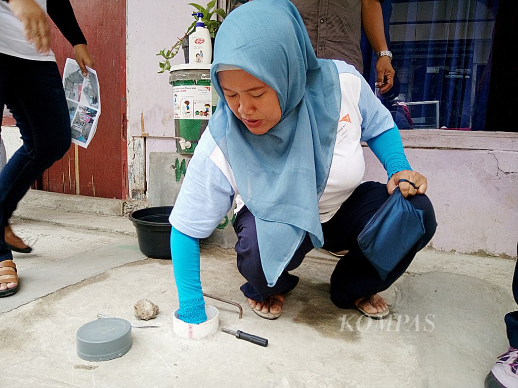 Warga memeriksa tangki s<i>eptic tank</i> di tempat tinggal mereka di RT 001 RW 004, Kelurahan Semper Barat, Kecamatan Cilincing, Jakarta Utara, Selasa (24/11/2015). Pembuatan <i>septic tank</i> itu merupakan upaya warga menciptakan hidup sehat karena sebagian besar warga masih menyalurkan limbah tinja rumah tangga mereka ke saluran air di belakang rumah. 