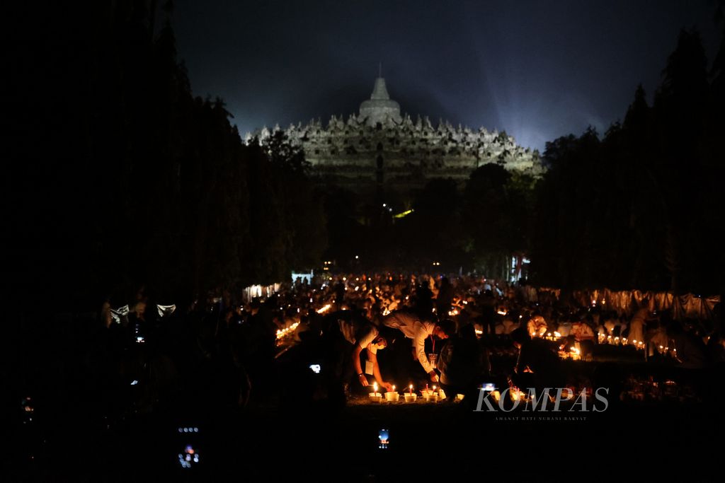 Umat Buddha dan wisatawan bersiap menerbangkan lampion dalam acara perayaan Waisak 2566 BE di kompleks Candi Borobudur, Magelang, Jawa Tengah, Senin (16/5/2022). Kegiatan menerbangkan lampion merupakan salah satu agenda yang dinanti saat perayaan Waisak di tempat itu. Lampion yang diterbangkan antara lain menjadi simbol penyampaian doa dan harapan.