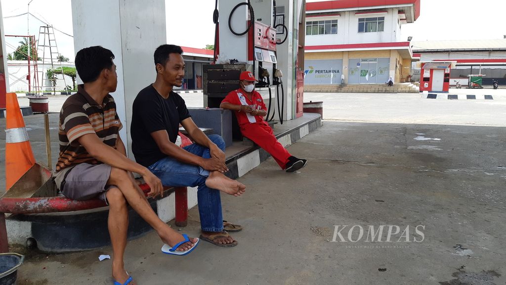 Sopir truk yang hendak membeli solar menunggu pasokan solar tiba di SPBU di Tanjung Sari, Kecamatan Natar, Kabupaten Lampung Selatan, Lampung, Kamis (24/3/2022). Sopir truk mengeluhkan kelangkaan solar bersubsidi yang terus berulang.