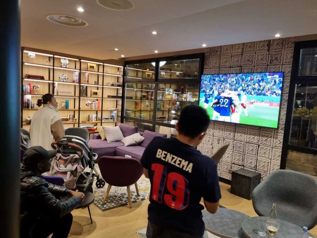 Suasana salah satu kafe di Paris, Perancis, saat timnas Perancis berlaga melawan Denmark,  Sabtu (26/11/2022).