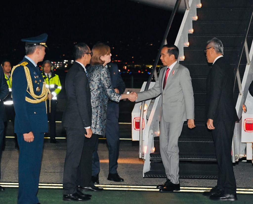 Presiden Joko Widodo tiba di Bandara Internasional San Francisco, Amerika Serikat, pada Selasa, 14 November 2023, sekitar pukul 18.35 waktu setempat atau Rabu, 15 November 2023, pukul 09.35 WIB.
