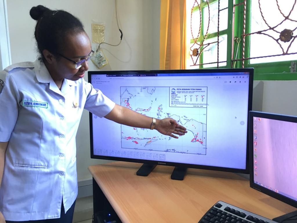  Subkoordinator Bidang Pelayanan Jasa Balai Besar Meteorologi, Klimatologi, dan Geofisika Wilayah V Jayapura Ezri Ronsumbre menunjukkan titik api di wilayah Papua pada tahun 2021.