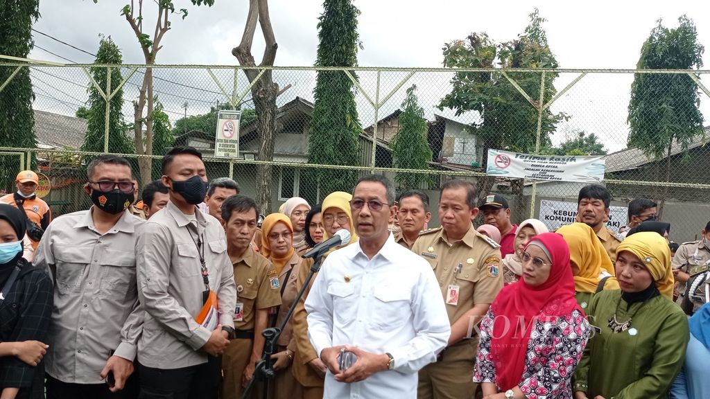 Pj Gubernur Heru Budi Hartono meninjau program Semper Barat Cegah Stunting Balita (Sebar Cinta) di RPTRA Triputra Persada Hijau Semper Barat, Cilincing, Jakarta Utara, Selasa (31/1/2023).
