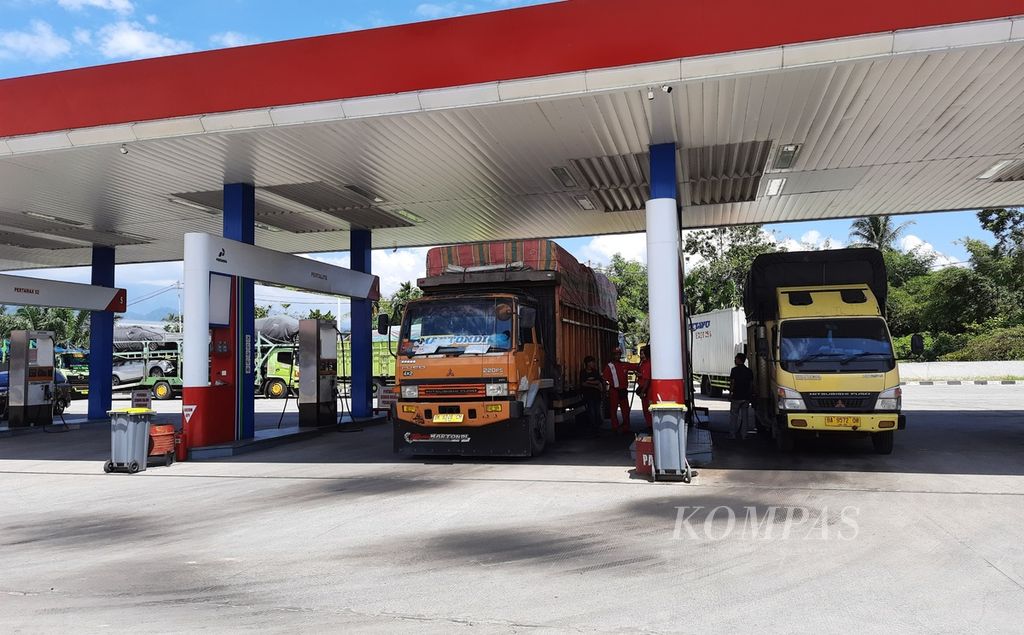 Sejumlah truk diisi biosolar di SPBU Tanjung Aur, Kecamatan Koto Tangah, Padang, Sumatera Barat, Rabu (23/3/2022). Sejumlah sopir truk di Padang mengeluhkan kelangkaan solar bersubsidi tersebut. Kondisi ini membuat mereka harus antre berjam-jam untuk mendapatkan bahan bakar.