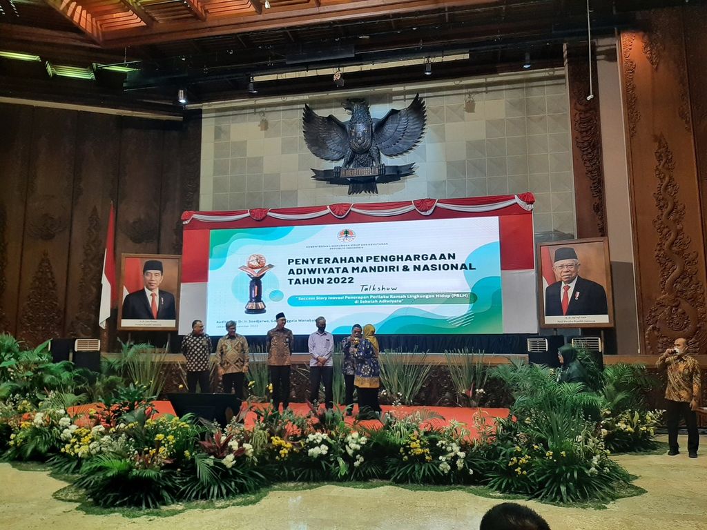 Wakil Menteri Lingkungan Hidup dan Kehutanan Alue Dohong saat Penyerahan Penghargaan Adiwiyata Mandiri dan Nasional Tahun 2022 di Gedung Mandala Wanabakti KLHK Jakarta, Kamis (1/12/2022).