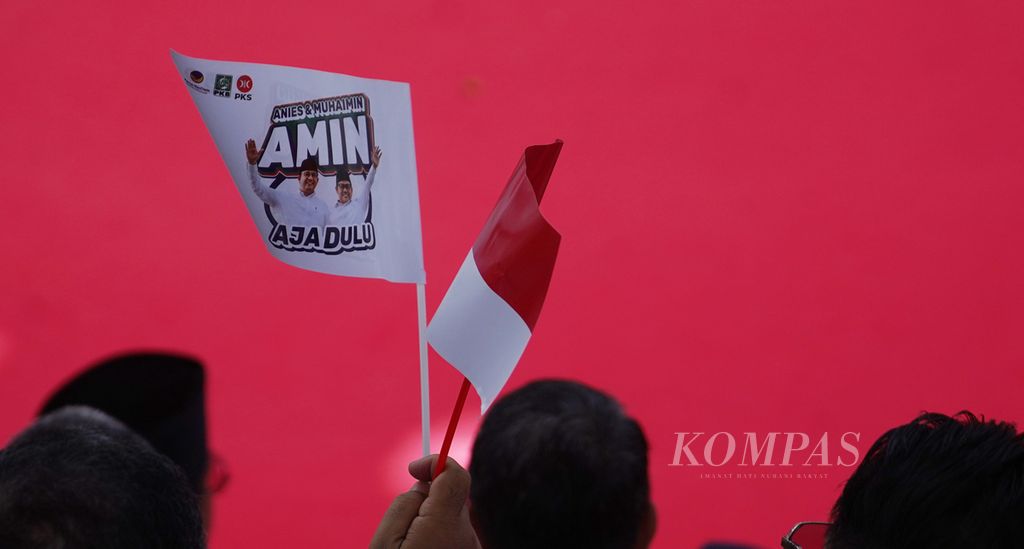 Bendera mini yang dibawa pendukung pasangan bakal calon presiden dan bakal calon wakil presiden, Anies Baswedan dan Muhaimin Iskandar, saat mendaftar Pilpres 2024, di Kantor Komisi Pemilihan Umum, Jakarta, Kamis (19/10/2023). 