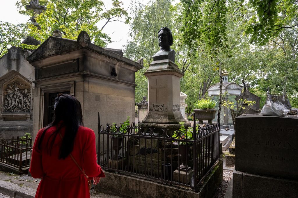 Seorang pengunjung berdiri di depan makam penulis terkenal Perancis Honore de Balzac yang dimakamkan di di tempat pemakaman Pere Lachaise, Paris, Perancis, 8 Agustus 2023. Selain Balzac, di kompleks pemakaman juga dimakamkan beberapa tokoh besar dunia seperti Jim Morrison, Oscar WIlde dan Frederic Chopin. 