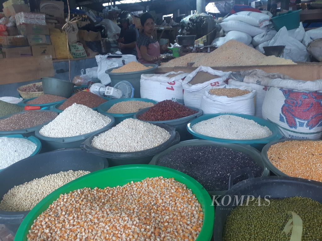 Berbagai jenis beras dan jagung dijual di Pasar Kasih, Kota Kupang, Nusa Tenggara Timur, Jumat (3/3/2023). Di beberapa wilayah NTT, harga beras menyentuh Rp 17.000 per kilogram.