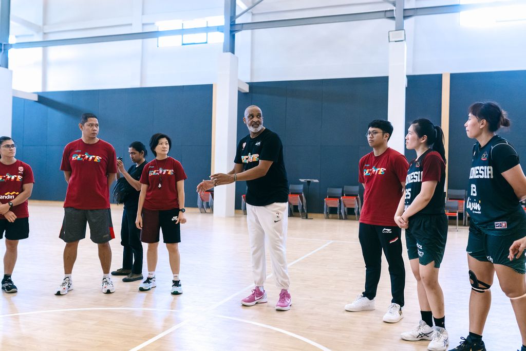 Asisten Pelatih Los Angeles Lakers, Phil Handy, melatih ketangkasan para pemain dan mengasah kemampuan pelatih timnas basket putri dalam <i>training camp</i> Asian Games Hangzhou 2023 di Surabaya, Jawa Timur, Jumat (8/9/2023).