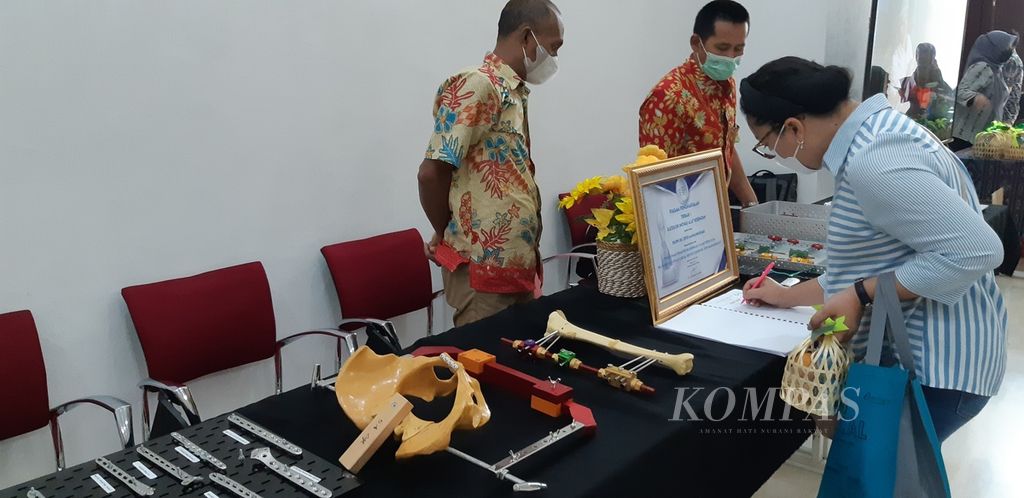 Seorang pengunjung sedang melihat alat inovasi yang dikembangkan oleh peneliti dari Fakultas Kedokteran Universitas Indonesia, Ismail Hadisoebroto Dilogo, di Jakarta, Rabu (29/3/2023). Salah satu inovasi yang dikembangkan adalah alat fiksasi pelvis modifikasi C-Clamp yang digunakan sebagai terapi patah tulang panggul.
