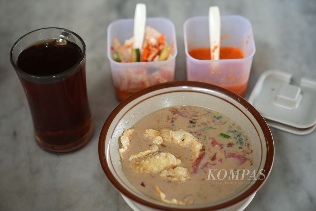 Hidangan soto Betawi di Soto Betawi Pinangsia di Pondok Pinang, Kebayoran Lama, Jakarta Selatan, Rabu (7/8/2024). Soto Betawi Pinangsia berdiri sejak 1981 di kawasan Glodok dan pindah ke sekitar Stasiun MRT Lebak Bulus tahun 2020. Soto Betawi Pinangsia kini mempunyai 3 tempat penjualan. Rata-rata sehari 200 porsi laku di tempat tersebut. Warung makan tersebut buka dari jam 09.00 WIB hingga 23.00 WIB. 