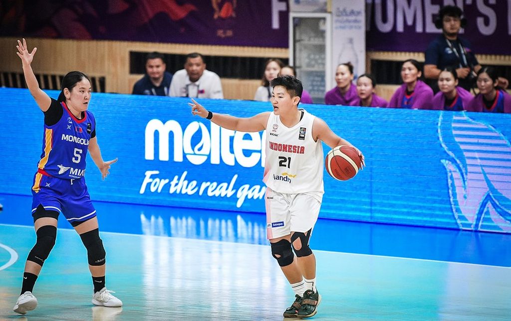 <i>Guard</i> timnas basket putri Indonesia, Nathania Claresta, menguasai bola dalam laga fase grup melawan Mongolia di Piala Asia FIBA 2023 Divisi B di Thailand, Agustus lalu.