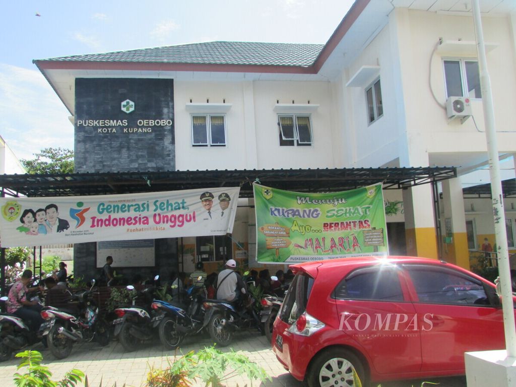 Puskemas Oebobo Kota Kupang, salah satu dari sekian puskesmas di Nusa Tenggara Timur, dengan tenaga kesehatan yang sudah terpapar Covid-19. Kini, giliran Puskesmas Waiwerang di Pulau Adonara, salah satu pulau terpencil di NTT, sebanyak lima tenaga kesehatannya positif Covid-19.