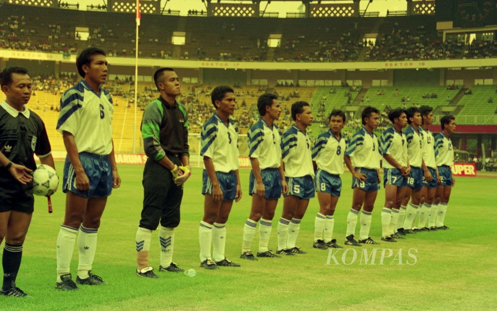 Para pemain kesebelasan Persib Bandung saat melawan Persiraja Banda Aceh, dalam kompetisi Djarum Super Divisi Utama Perserikatan PSSI, di Stadion Utama Senayan, Jakarta (4/8/1994).