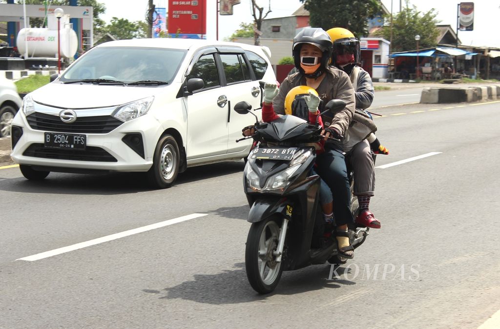 Pemudik sepeda motor melintasi jalur pantai utara di Kabupaten Indramayu, Jawa Barat, Sabtu (30/4/2022). 