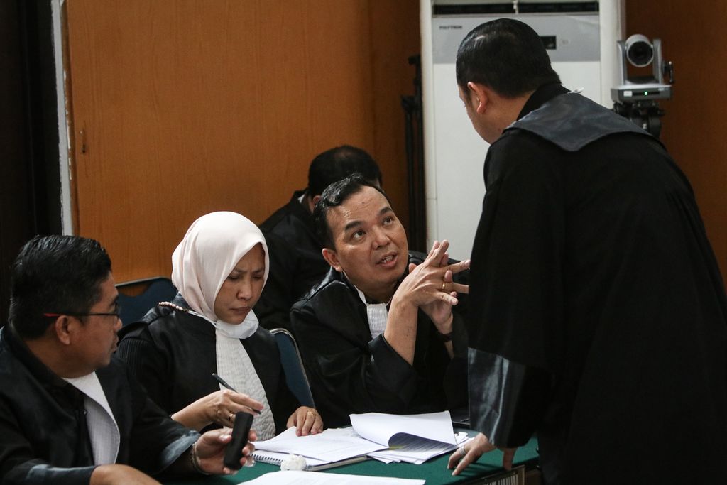 Kuasa hukum Richard Eliezer atau Bharada E, Ronny Talapessy (tampak belakang), berbincang dengan jaksa penuntut umum sebelum persidangan dimulai di Pengadilan Negeri Jakarta Selatan, Kamis (5/1/2023). 