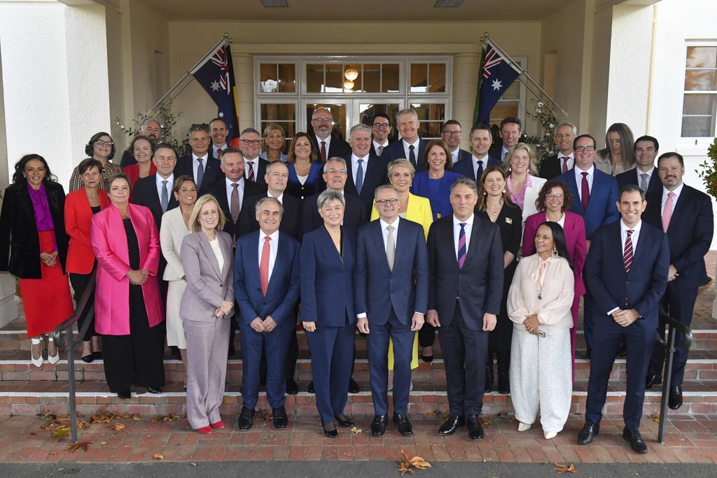 Perdana Menteri Australia Anthony Albanese (depan, tengah) dan para menterinya berfoto bersama seusai upacara pelantikan mereka di Gedung Pemerintah di Canberra, Australia, Rabu (1/6/2022). 