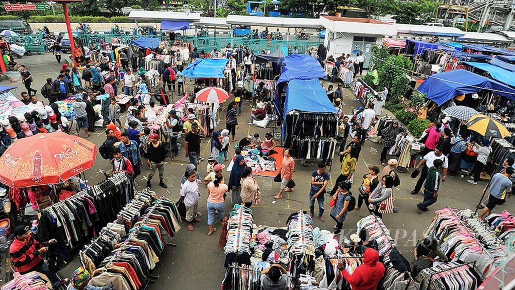 Pedagang korban kebakaran Blok I dan Blok II Pasar Senen, Jakarta Pusat, yang sebelumnya berjualan di Jalan Raya Pasar Senen telah pindah di halaman parkir Pasar Senen yang digunakan untuk berjualan sementara, Selasa (7/2/2017). Para pedagang itu termasuk pekerja informal bukan penerima upah. 