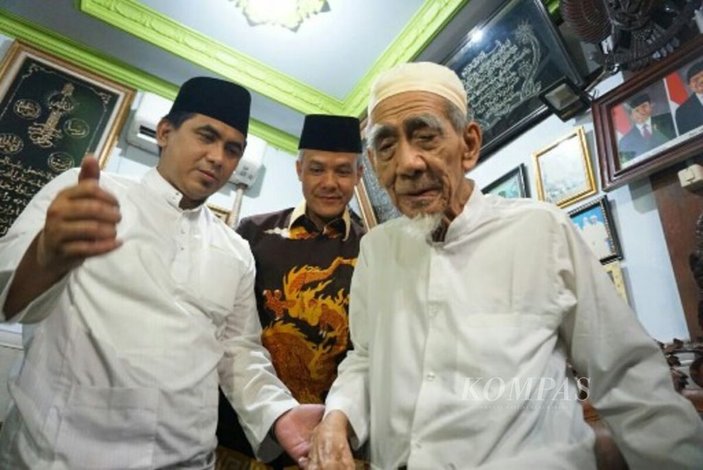 Gubernur Jawa Tengah Ganjar Pranowo bersama ulama dan pengasuh Pondok Pesantren Sarang, Rembang, (almarhum) KH Maemoen Zubair, yang didampingi putranya yang juga Wakil Gubernur Jateng, KH Taj Yasin.